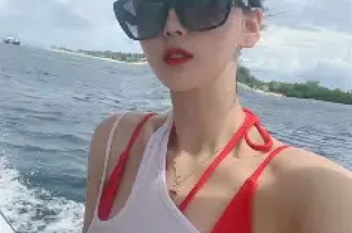 大衣哥朱之文中途罢演引发热议。他在景区登台表演到一半骤然停演并非设备故障而是难以忍受现场高温无法继续演出