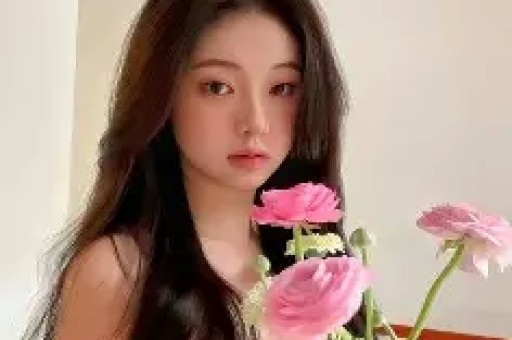 大爷参加浙江景区“上课偷吃大赛”一口没吃全程认真看书听课网友：仿若回到了自己还是孩子的时候如果这是真的就好了